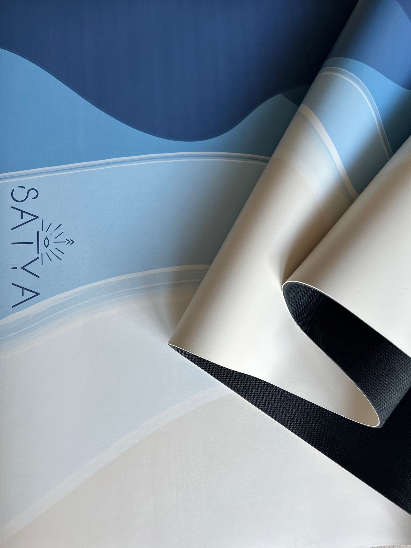 atlantis shore unique design non slippery ultimate grip ultime adhérence yoga mat tapis unique design artistic yoga  sustainable eco friendly naturale rubber thick and comfortable 