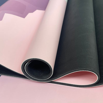 non slippery ultime adherence ne glisse pas downward facing dog chien tête en bas yoga mat tapis unique design artistic yoga colorful therapie mauritian sunset 